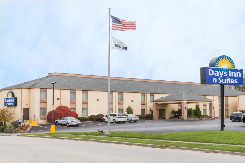Quality Inn & Suites Bloomington I-55 And I-74 Exterior photo