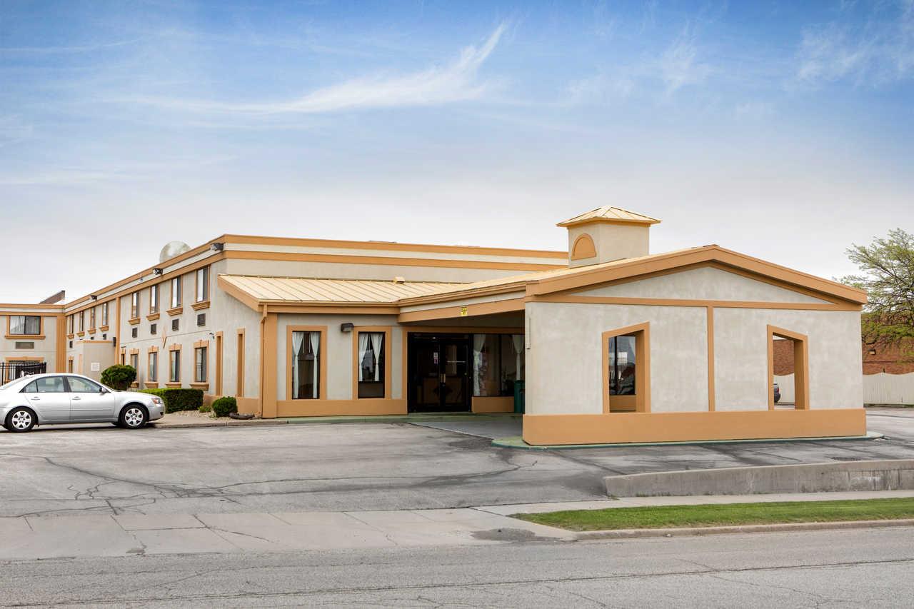 Quality Inn & Suites Bloomington I-55 And I-74 Exterior photo