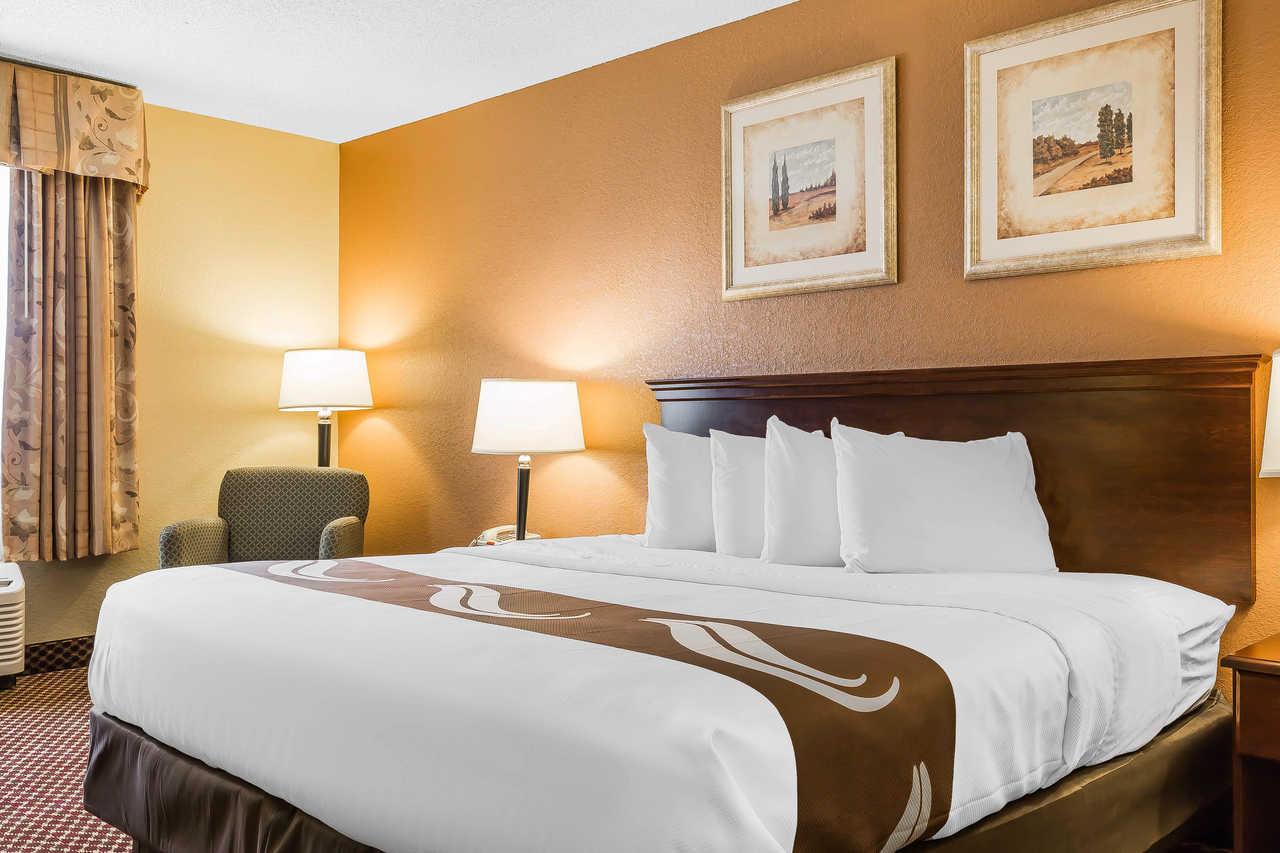 Quality Inn & Suites Bloomington I-55 And I-74 Exterior photo