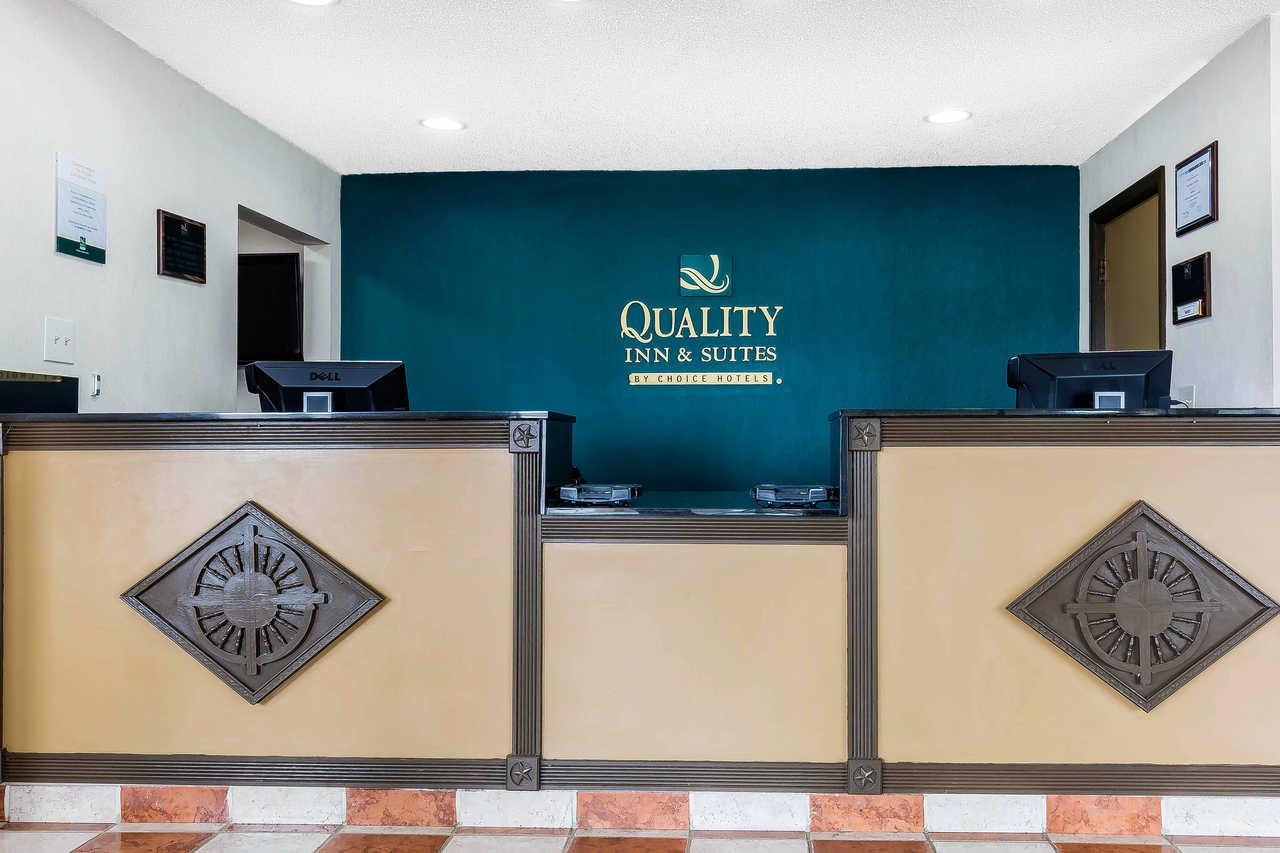 Quality Inn & Suites Bloomington I-55 And I-74 Exterior photo