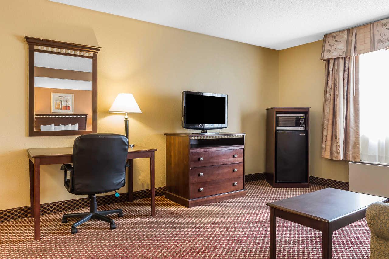 Quality Inn & Suites Bloomington I-55 And I-74 Exterior photo