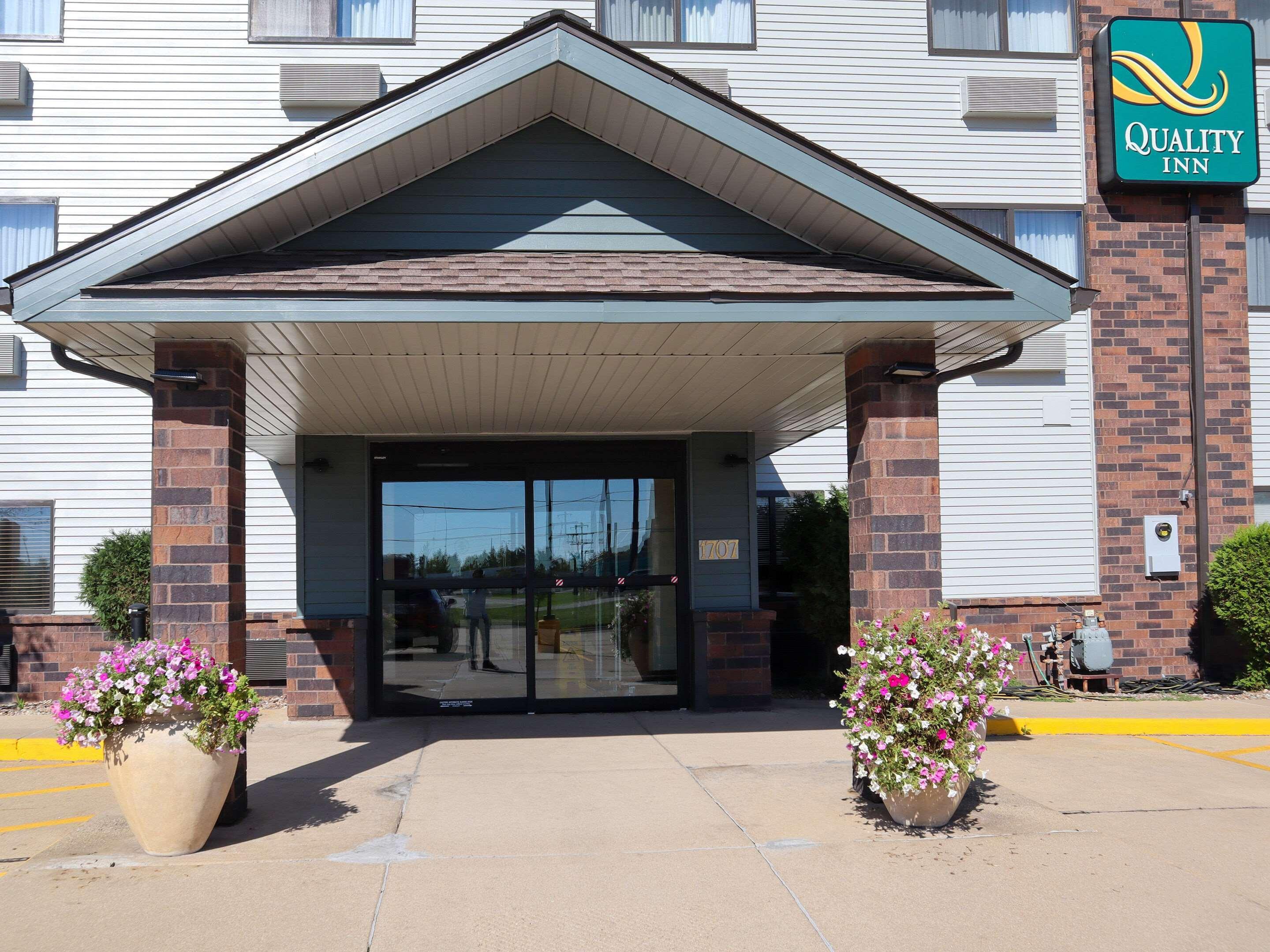 Quality Inn & Suites Bloomington I-55 And I-74 Exterior photo