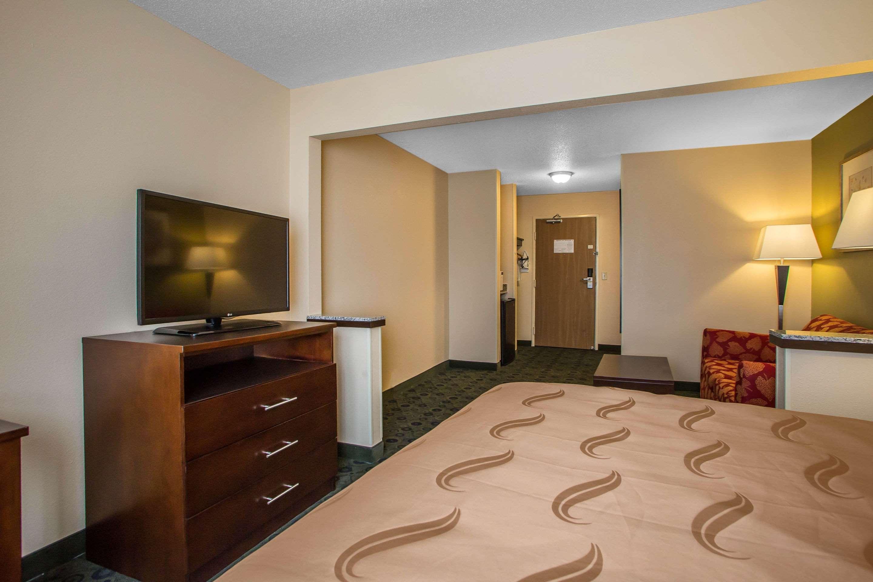 Quality Inn & Suites Bloomington I-55 And I-74 Exterior photo