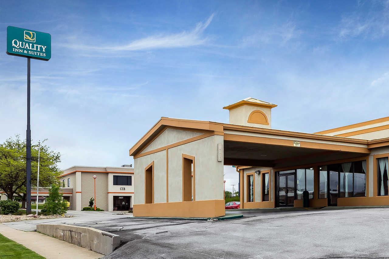 Quality Inn & Suites Bloomington I-55 And I-74 Exterior photo