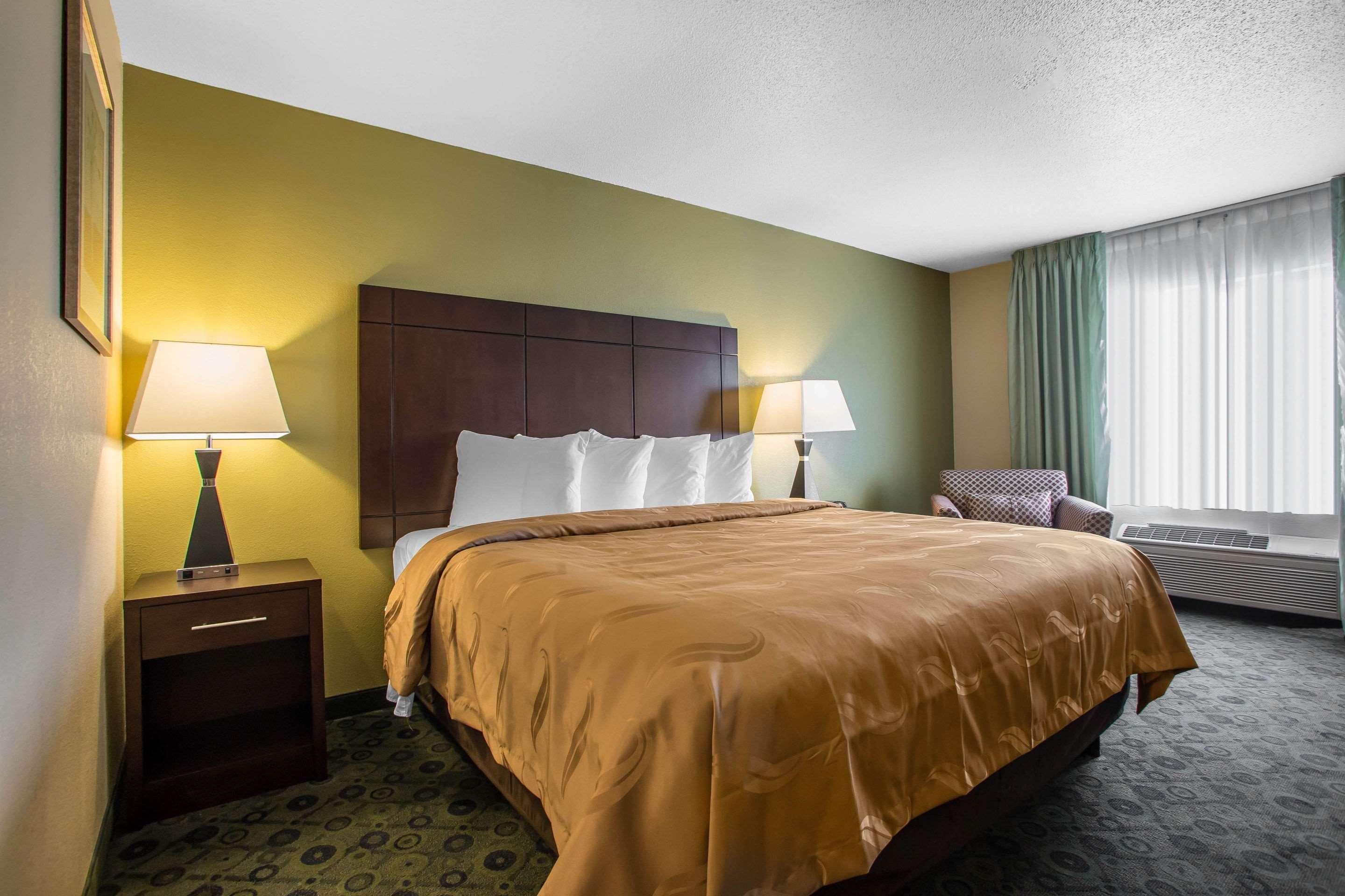 Quality Inn & Suites Bloomington I-55 And I-74 Exterior photo