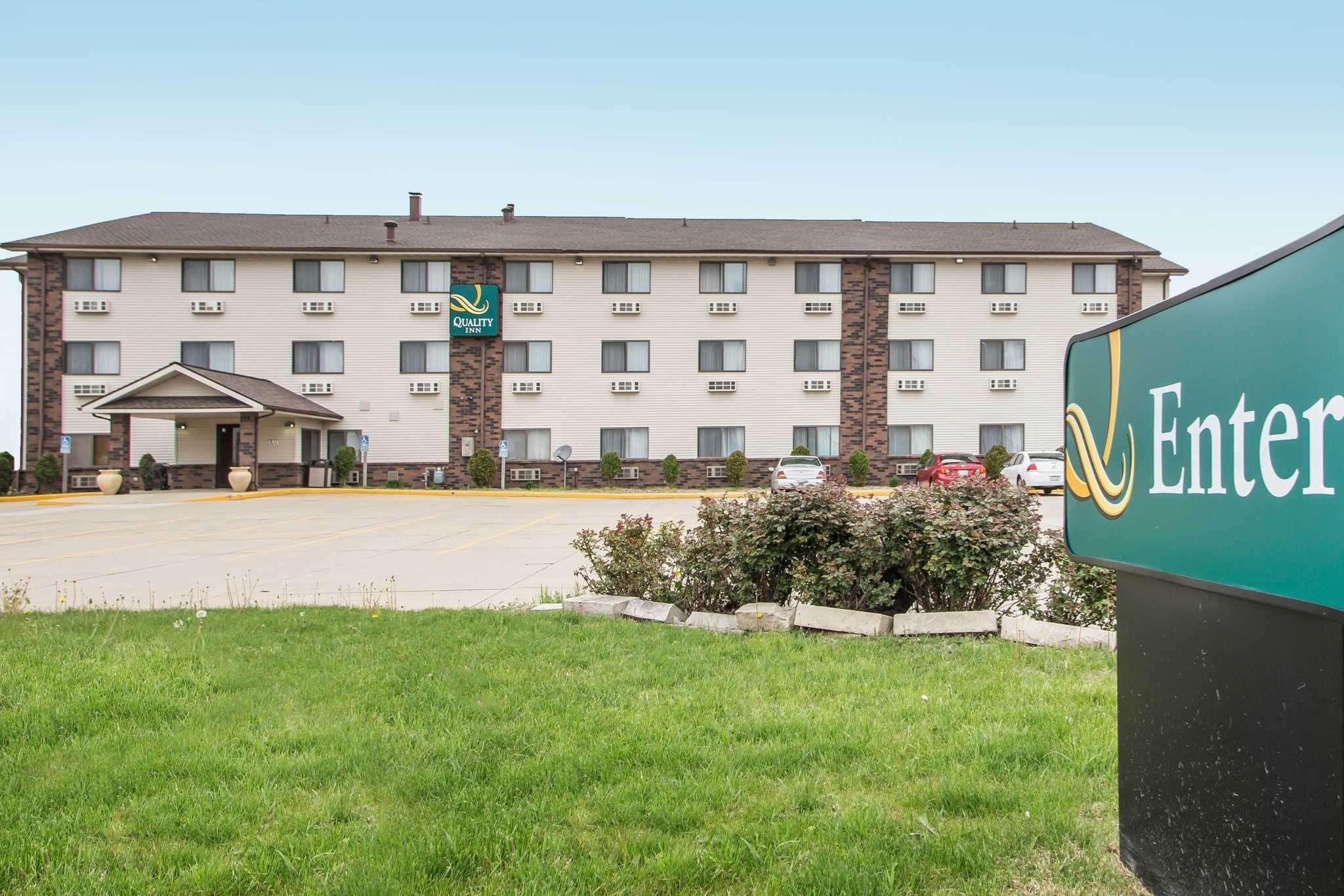 Quality Inn & Suites Bloomington I-55 And I-74 Exterior photo